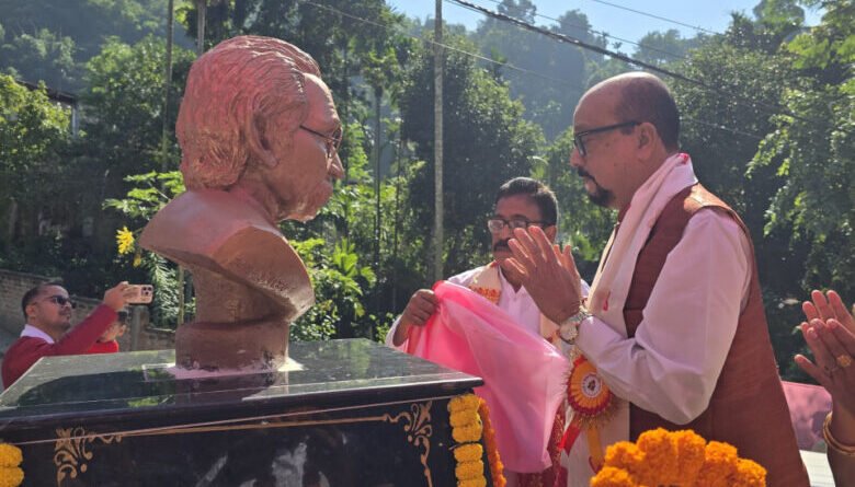 राज्यपाल ने खैरागढ़ विवि में लगी असम के साहित्यकार की प्रतिमा का किया अनावरण