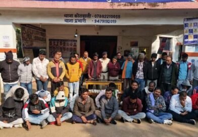 जुआ खेलते 39 जुआरी पकडे गए 9 लाख रुपए और 43 मोबाइल जब्त