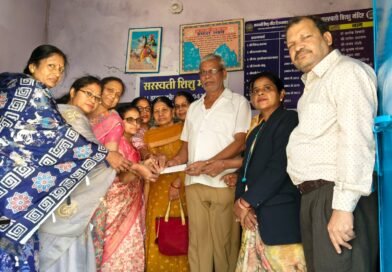 दिगम्बर जैन महिला मंडल ने जरूरतमंद विद्यार्थियों को शाला शुल्क व सामग्री प्रदान की