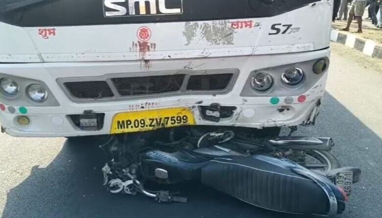 तेज रफ्तार फैक्ट्री बस ने बाइक सवार को रौंदा, ग्रामीणों ने सड़क जाम कर सुरक्षा की मांग की