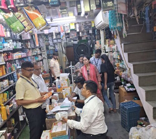 कॉस्मेटिक दुकानों पर खाद्य व औषधि प्रशासन की दबिश, एक्सपायरी उत्पादों व दस्तावेजों की जांच