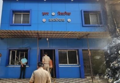 बिना बिजली के हमर क्लिनिक भवन में लगी आग