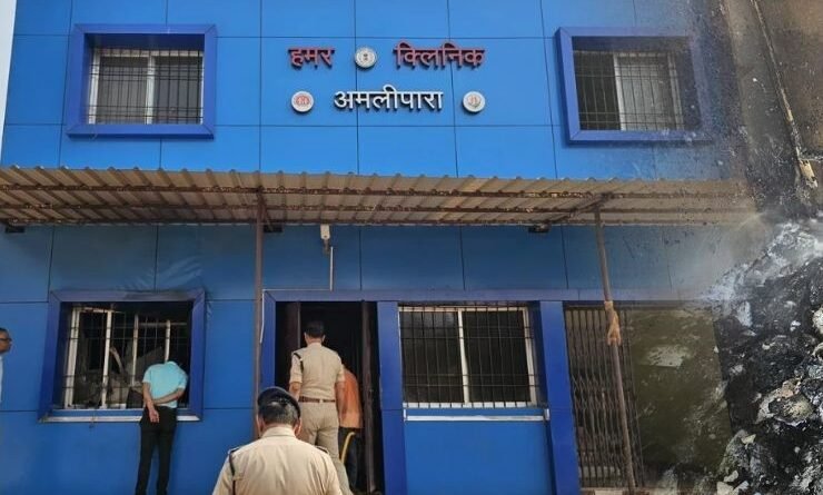 बिना बिजली के हमर क्लिनिक भवन में लगी आग