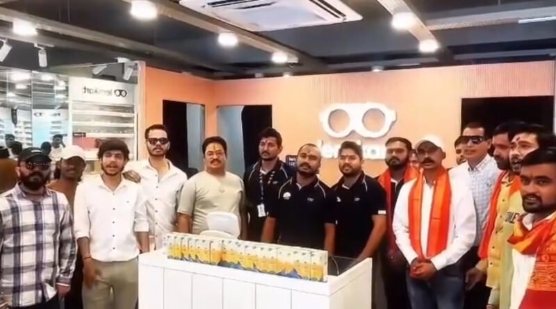 हिन्दू जागरण मंच ने लेंसकार्ट कर्मियों को मालिक की दोहरी मानसिकता से कराया परिचित