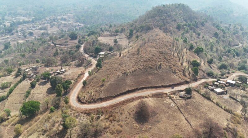 पहाड़ों के बीच बसा चाऊरडोंगरी अब बारहमासी सड़क से जुड़ा