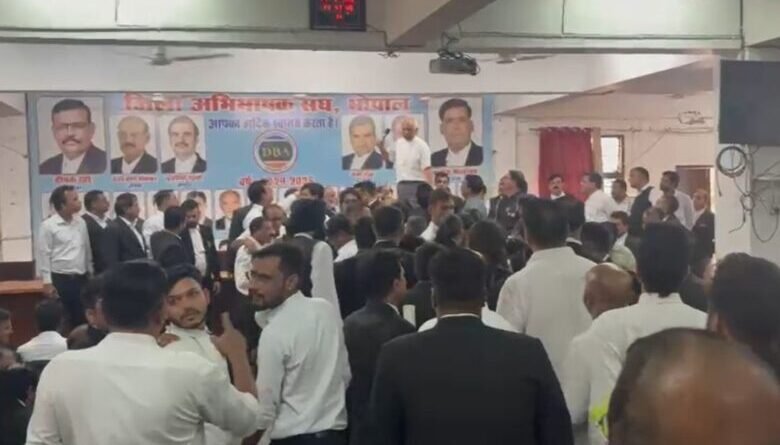 बार एसोसिएशन चुनाव को लेकर वकीलों के दो गुट भिड़े