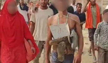 चोरी के शक में ग्रामीणों ने पति पत्नी को अर्धनग्न कर गांव में घुमाया