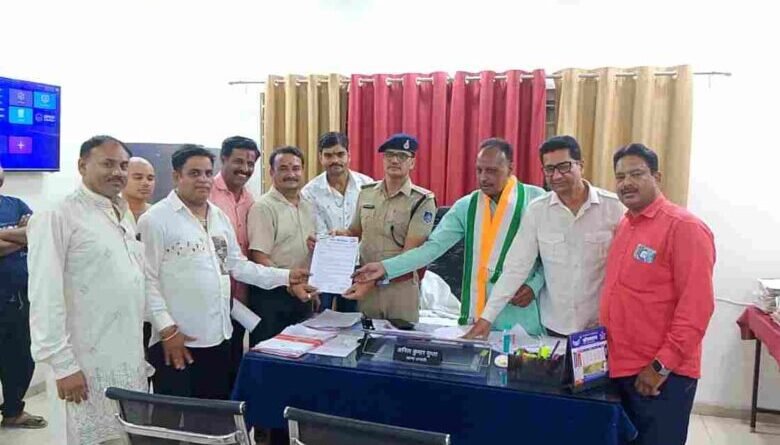 इंदौर में पानी संकट पर अनोखा विरोध, गुमशुदा पानी की एफआईआर दर्ज करने की मांग