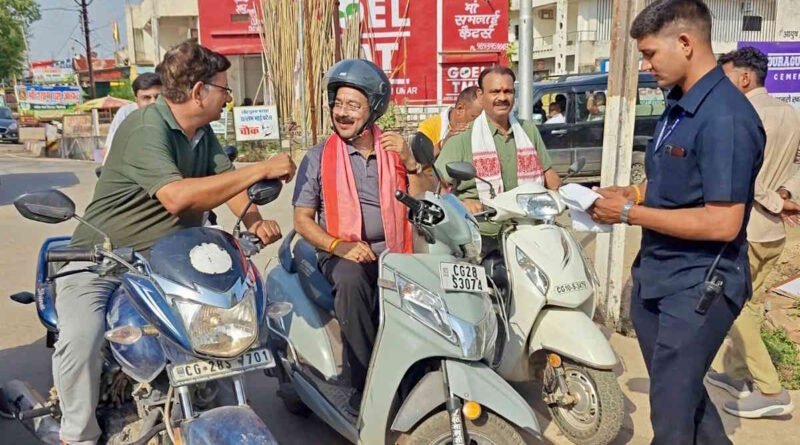 स्कूटी पर औचक निरीक्षण करने निकले डिप्टी सीएम साव