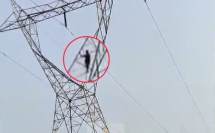 पत्नी के मायके जाने से नाराज पति चढ़ा हाईटेंशन टावर पर