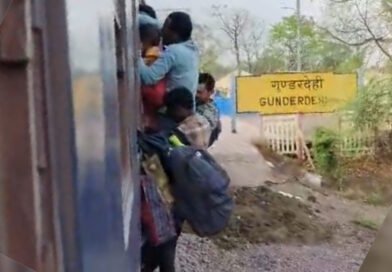 अंतागढ़-रायपुर ट्रेन में यात्री जान जोखिम में डालकर करते हैं यात्रा