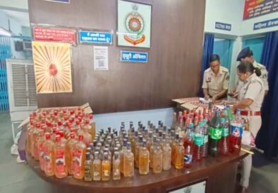 नकली होलोग्राम और शराब के साथ एक तस्कर गिरफ्तार, दो फरार