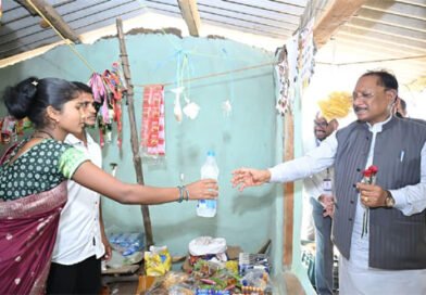 जब मुख्यमंत्री ने बंदूक थामने वाले मासा और जयमोती से पानी की बोतल खरीदकर बढ़ाया हौसला