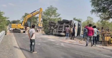 राखड़ भरा ट्रक सड़क पर पलटा, लगा जाम