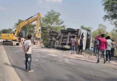राखड़ भरा ट्रक सड़क पर पलटा, लगा जाम