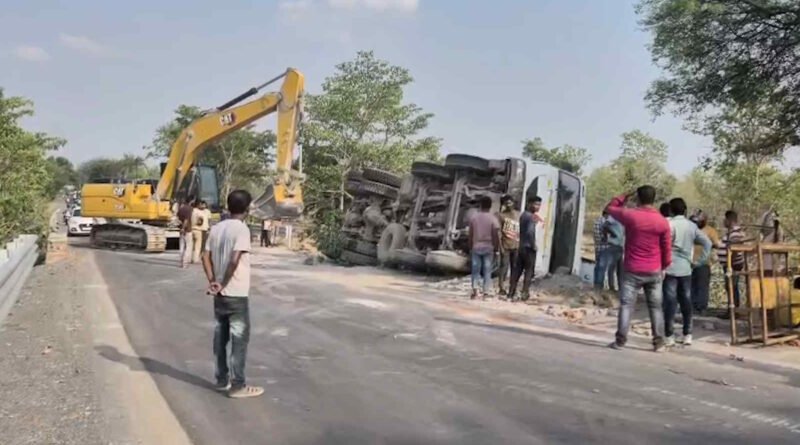 राखड़ भरा ट्रक सड़क पर पलटा, लगा जाम