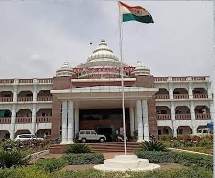 बिना कोर्ट आदेश पटवारी ने बदला निजी जमीन का नक्शा, खसरा, निलंबित