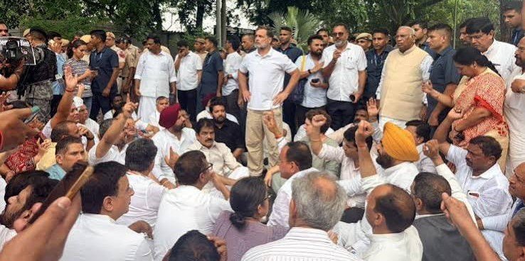 छात्रों के संसद कूच पर लाठी चार्ज के खिलाफ कांग्रेस ने कल्याण मार्ग पर प्रदर्शन किया