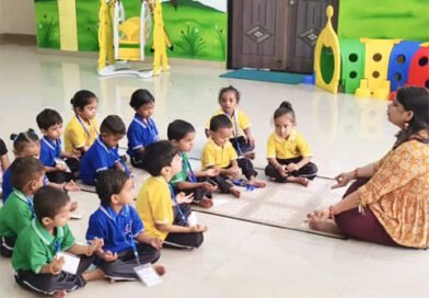 हाईटेक आंगनबाड़ी में प्रार्थना, योग से हो रही दिन की शुरुआत