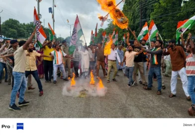 कांग्रेस नेताओं की गिरफ्तारी के विरोध में पीएम का पुतला फूंका