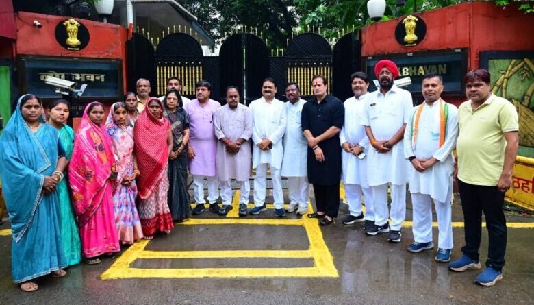 प्रभावित परिवारों के समर्थन में कांग्रेस, राज्यपाल से मिलकर कार्रवाई पर जताई चिंता