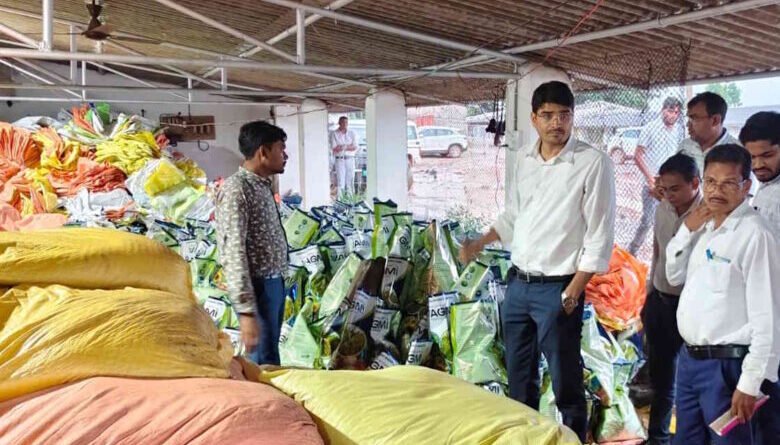 कृषि विभाग ने अवैध भंडारण कर गोदाम से भारी मात्रा में सामग्री जब्त