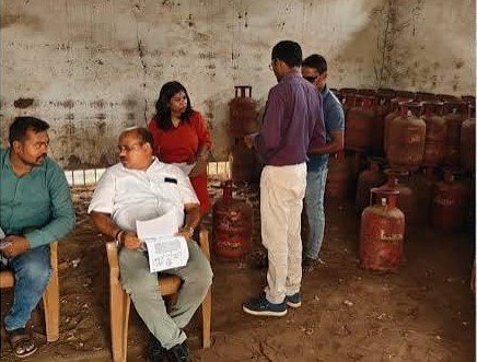 गैस एजेंसी पर खाद्य विभाग का छापा, 605 सिलिंडरों जब्त,एफआईआर भी