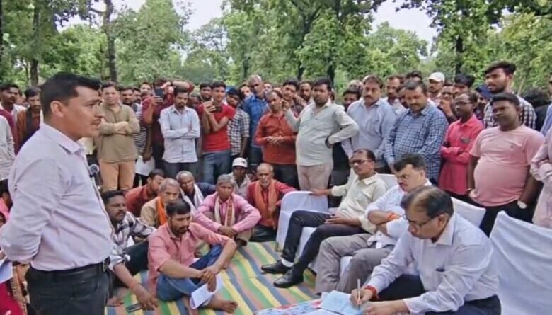 रेल परियोजना का ग्रामीणों ने किया विरोध, भूमि अधिग्रहण कानून 2013 के तहत हो